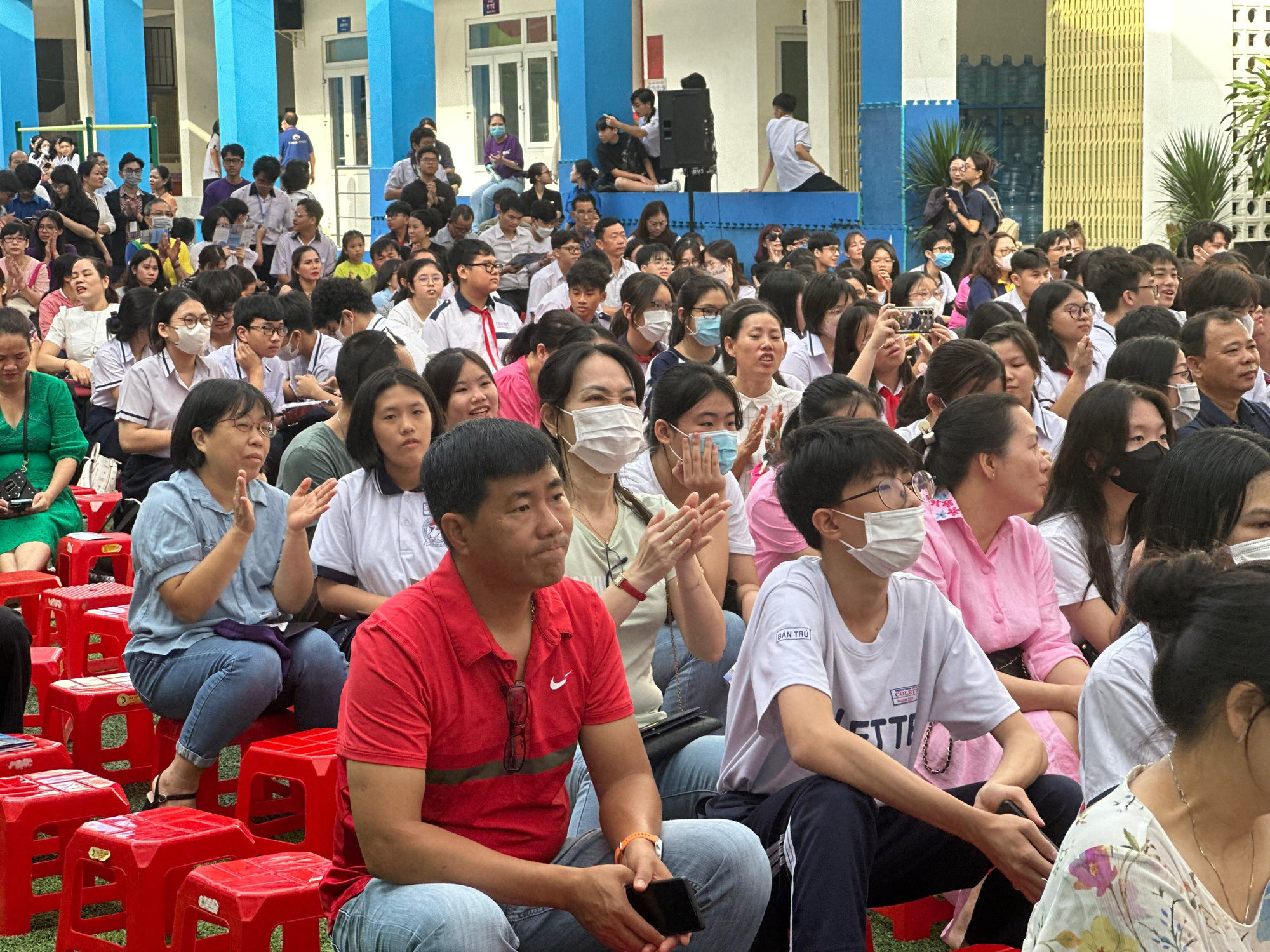 Học sinh lớp 9 hào hứng tìm hiểu Trường THPT Bùi Thị Xuân- Ảnh 5.