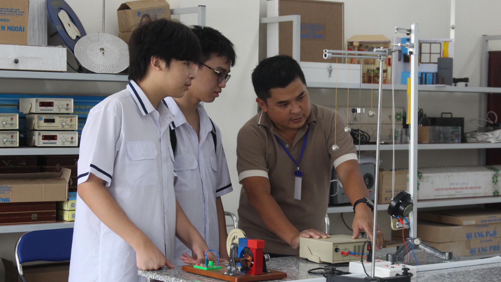 Học sinh lớp 9 hào hứng tìm hiểu Trường THPT Bùi Thị Xuân- Ảnh 12.