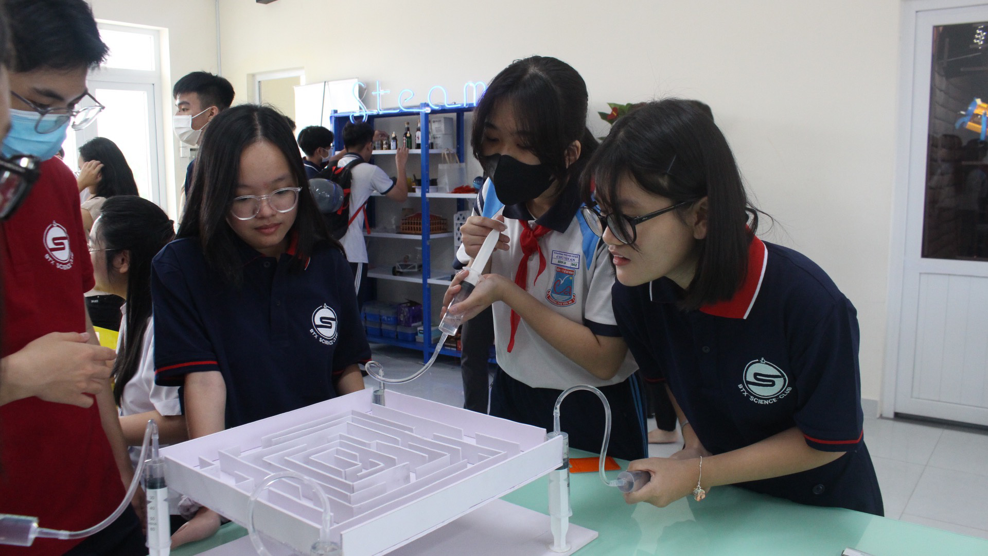 Học sinh lớp 9 hào hứng tìm hiểu Trường THPT Bùi Thị Xuân- Ảnh 13.