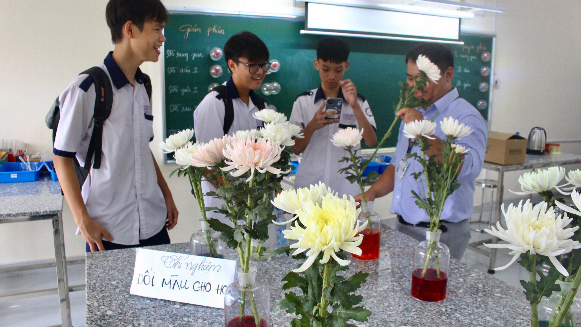 Học sinh lớp 9 hào hứng tìm hiểu Trường THPT Bùi Thị Xuân- Ảnh 14.