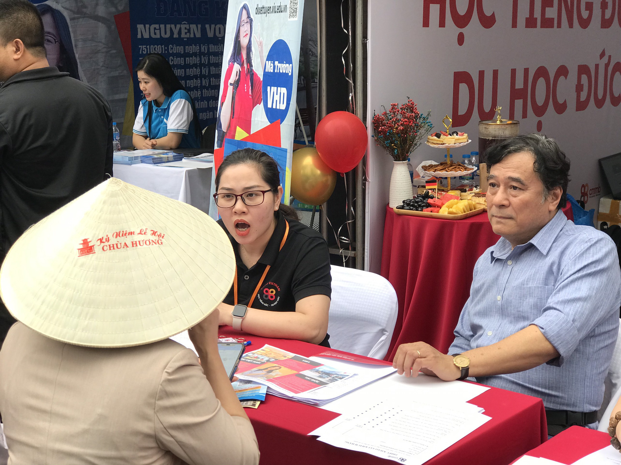 NSND Mạnh Cường cũng gia nhập đội tư vấn tuyển sinh, hướng nghiệp cho các học sinh và phụ huynh - Ảnh: ĐẬU DUNG