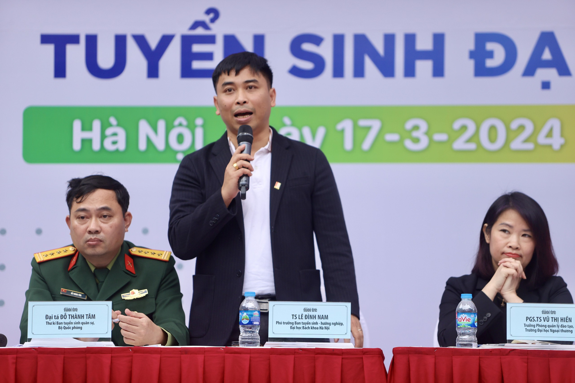 TS Lê Đình Nam, Phó trưởng ban tuyển sinh - hướng nghiệp ĐH Bách Khoa Hà Nội, tư vấn cho học sinh và phụ huynh tại ngày hội - Ảnh: NGUYỄN KHÁNH
