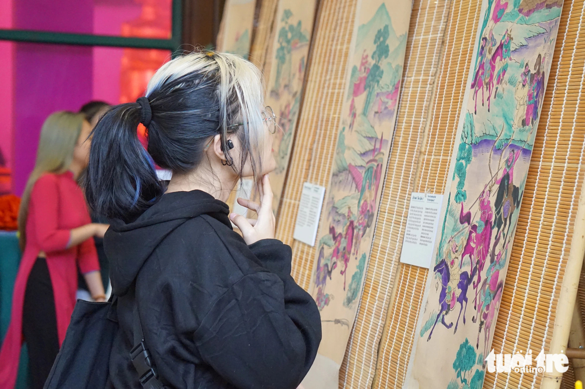 נלהבים לצפות בסדרה  Say mê xem bộ tranh Tam quốc - Ảnh: T.ĐIỂU