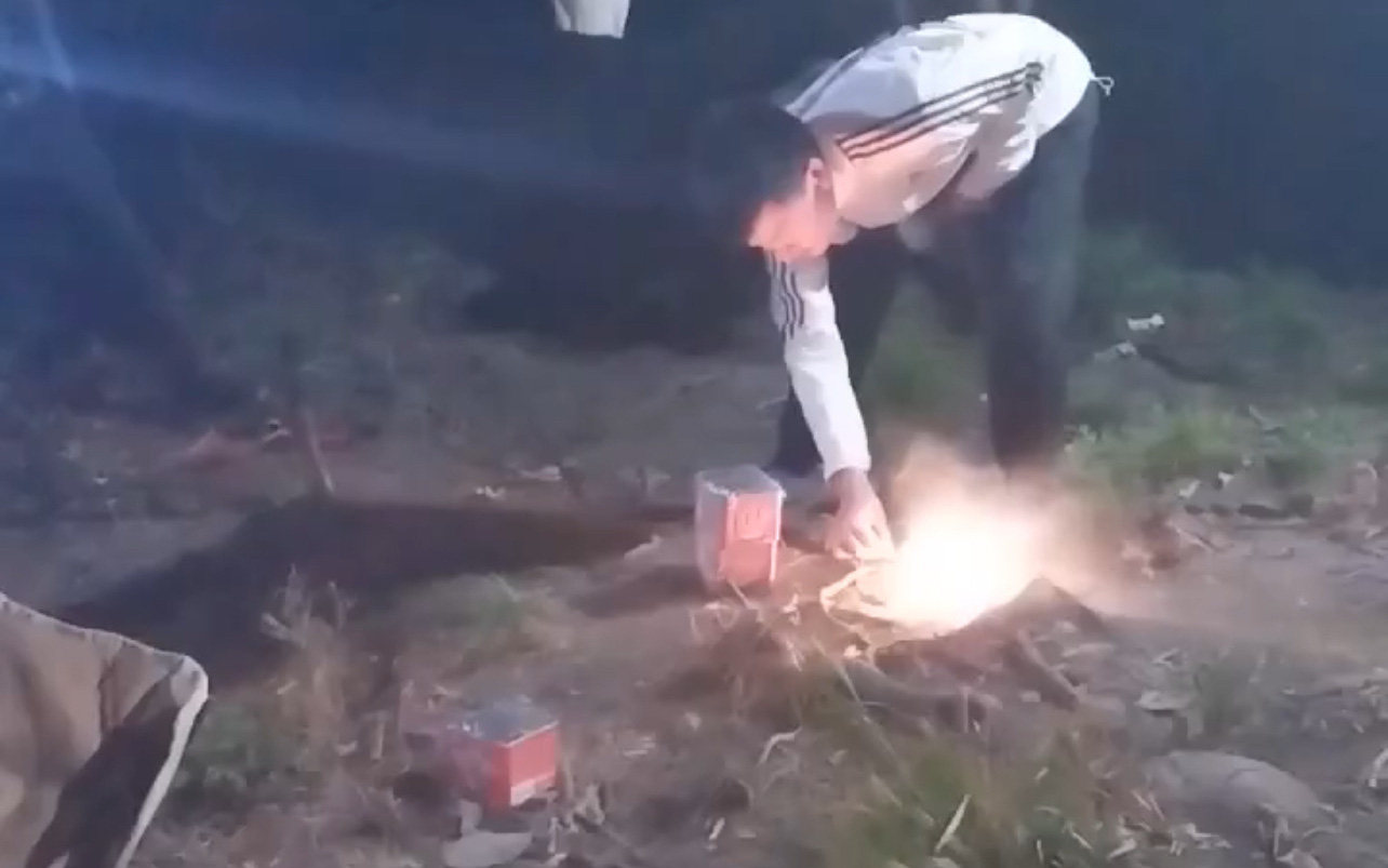 Thót tim với nhóm người chinh phục đỉnh núi Hòn Chuông chót vót bằng tay không- Ảnh 3. Xác minh nhóm người tổ chức đốt pháo hoa mừng sinh nhật khi leo núi