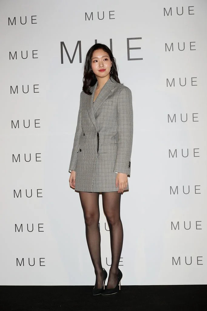 تعلم أسلوب الموضة من  Kim Go Eun tham dự buổi chụp hình cho MUE vào ngày 28-3-2018 tại Seoul, Hàn Quốc, phối vest xám với tất đen và giày cao gót, đi kèm trang sức bạc đơn giản. Nữ diễn viên diện trang phục tối giản nhưng vẫn toát lên vẻ sang trọng, nổi bật - Ảnh: WireImage