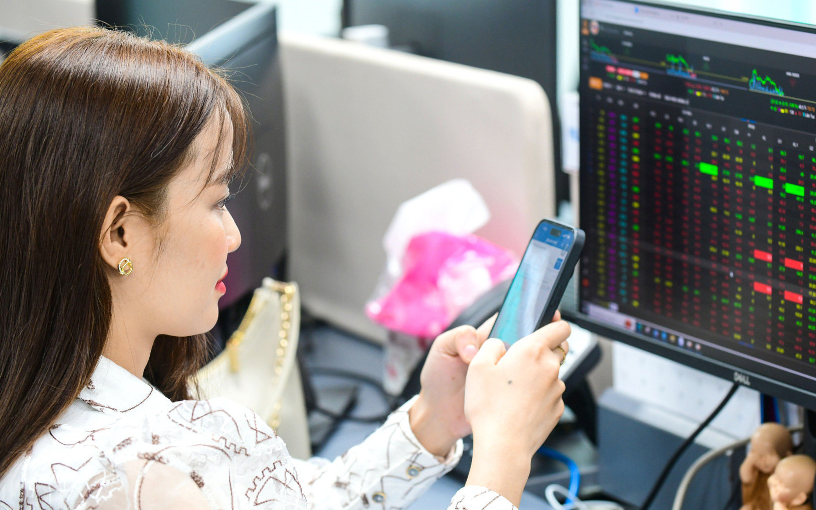 Chứng khoán đỏ với thanh khoản "khủng" gần 2 tỉ USD, điều gì xảy ra?