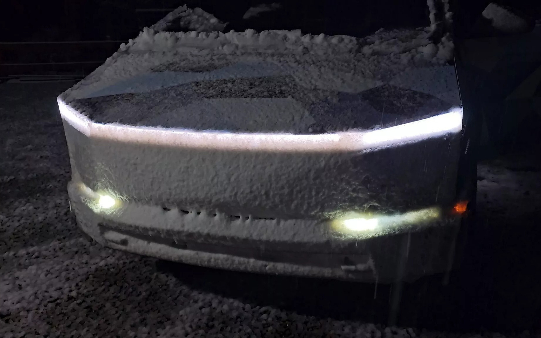 Elon Musk tuyên bố sắp trình làng taxi tự lái của Tesla- Ảnh 2. Tesla Cybertruck lộ nhược điểm: Đèn pha đặt đúng nơi hút bụi, hút mưa tuyết nhất đầu xe