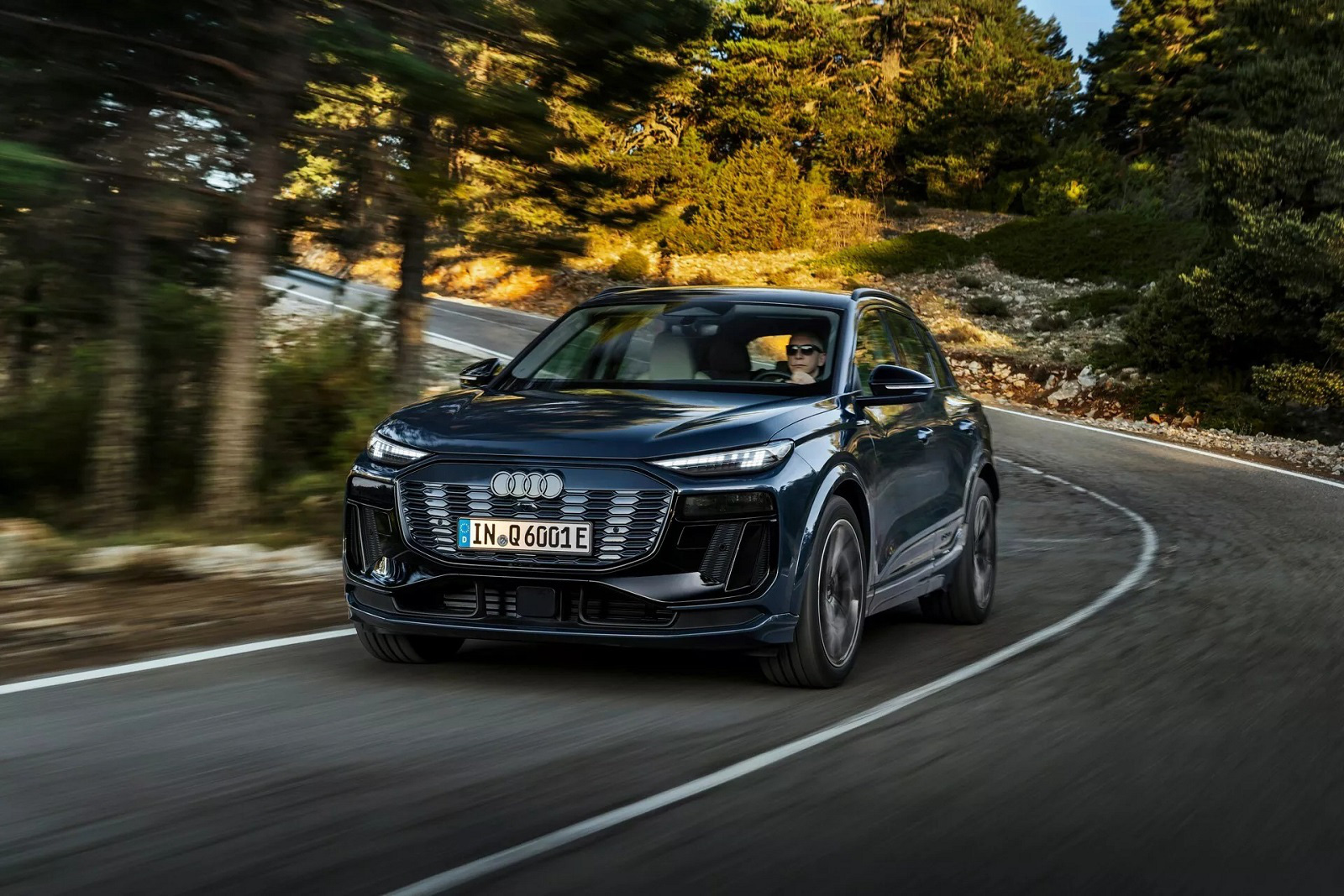 Audi Q6 e-tron 2025 ra mắt: Chủ lực xe điện tầm trung mới- Ảnh 2. Audi Q6 e-tron 2025 ra mắt: Chủ lực xe điện tầm trung mới- Ảnh 2.