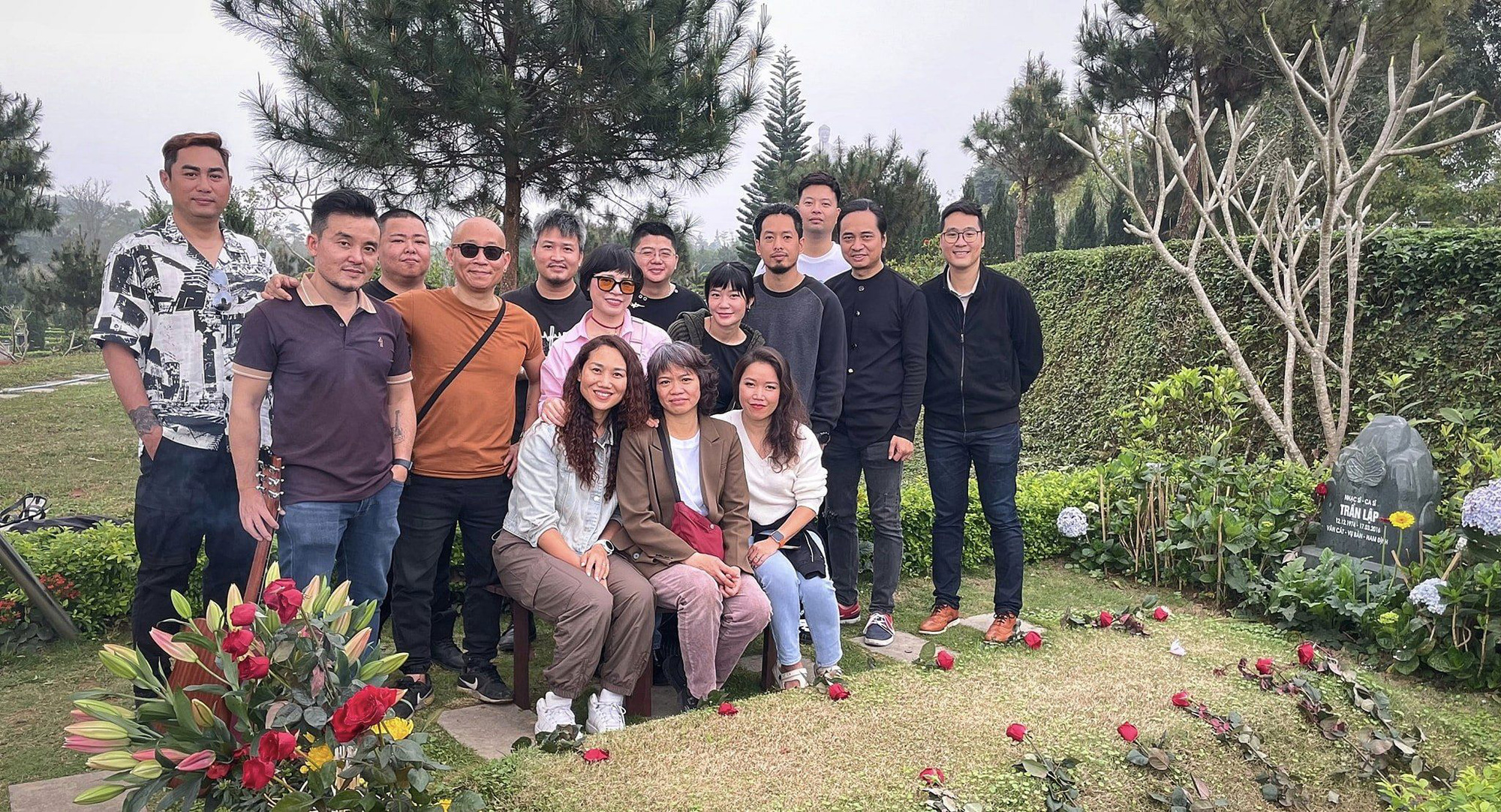 Los miembros de la banda Buc Tuong, amigos y familiares visitaron la tumba del difunto artista en el octavo aniversario de su muerte (17 de marzo de 2016 - 17 de marzo de 2024) - Foto: Buc Tuong Fanpage Các anh em ban nhạc Bức Tường, bạn bè và người thân ra thăm mộ cố nghệ sĩ nhân 8 năm ngày mất của anh (17-3-2016 - 17-3-2024) - Ảnh: Trần Tuấn Hùng cung cấp