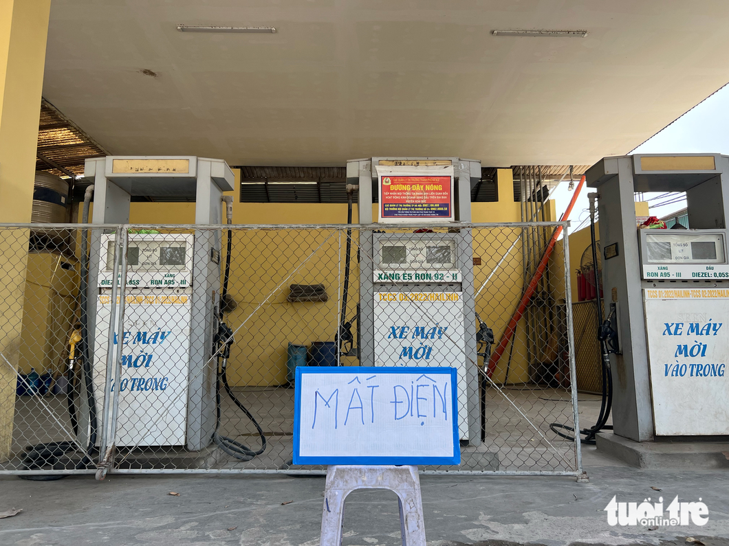 Một cửa hàng xăng dầu tại Hà Nội đóng cửa vì bị cắt điện hồi tháng 6-2023 - Ảnh: PHẠM TUẤN