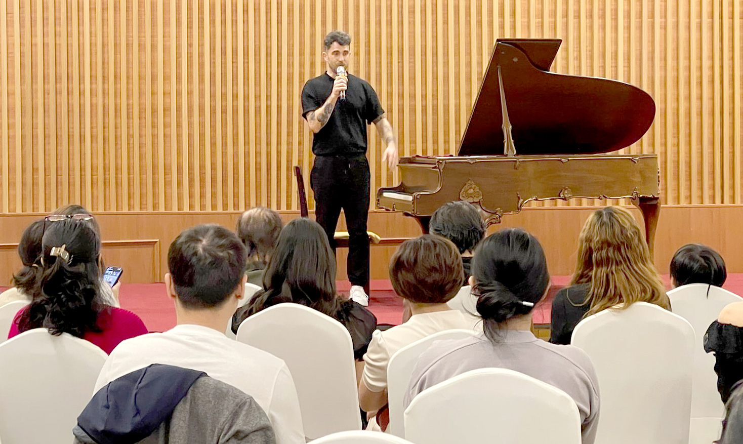Tim Allhoff se produit en solo et en atelier sur le thème « Créativité dans le flux du temps » au Festival de musique classique du Vietnam - Photo : Dai Trang Tim Allhoff diễn độc tấu và work shop về chủ đề Sáng tạo trong dòng chảy thời gian tại Lễ hội âm nhạc cổ điển Việt Nam - Ảnh: Đài Trang