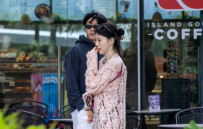 হাওয়াইতে এই দম্পতি একসাথে ডেটিং করতে গিয়ে ধরা পড়েছেন - ছবি: ডিসপ্যাচ Cặp đôi bị bắt gặp hẹn hò cùng nhau tại Hawaii - Ảnh: Dispatch