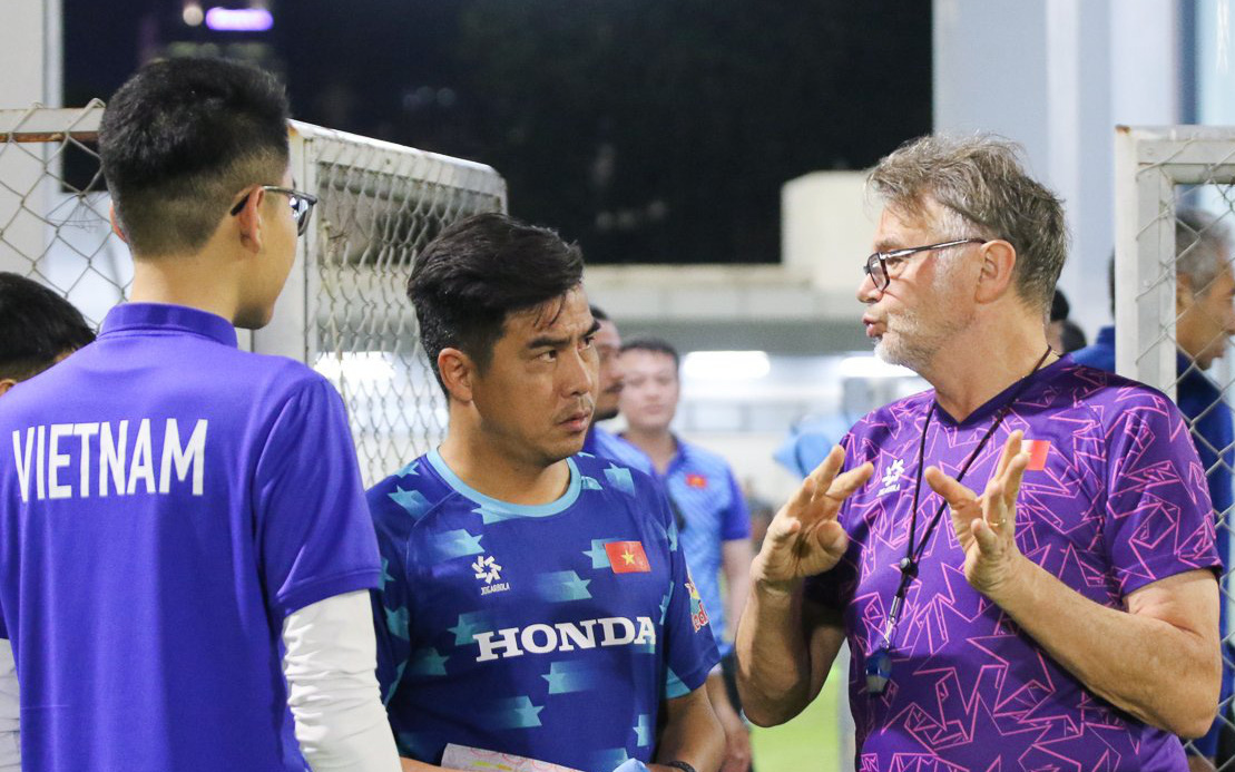 Vòng loại thứ 2 World Cup 2026: Áp lực đè nặng với HLV Philippe Troussier- Ảnh 5. Tuyển Việt Nam tập kín chờ đấu Indonesia