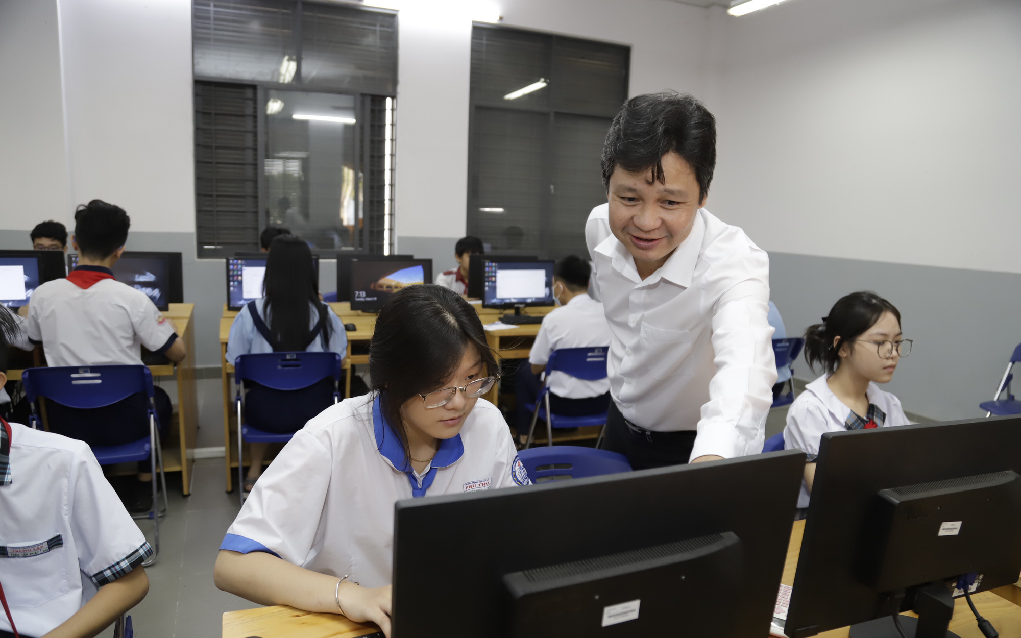 Học sinh giỏi ấm ức mang vở thưởng từ năm ngoái đi đổi tiền thầy hiệu trưởng trả lại - Ảnh 4.