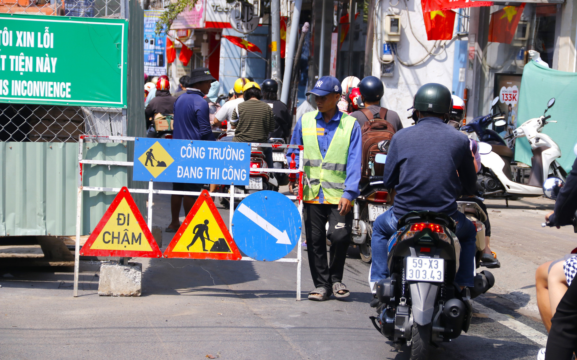 Đường Võ Văn Ngân thi công xuyên đêm, nỗ lực hoàn thành trước ngày 30-4- Ảnh 6. Lô cốt trên đường Võ Văn Ngân sẽ tháo dỡ vào đầu tháng 4