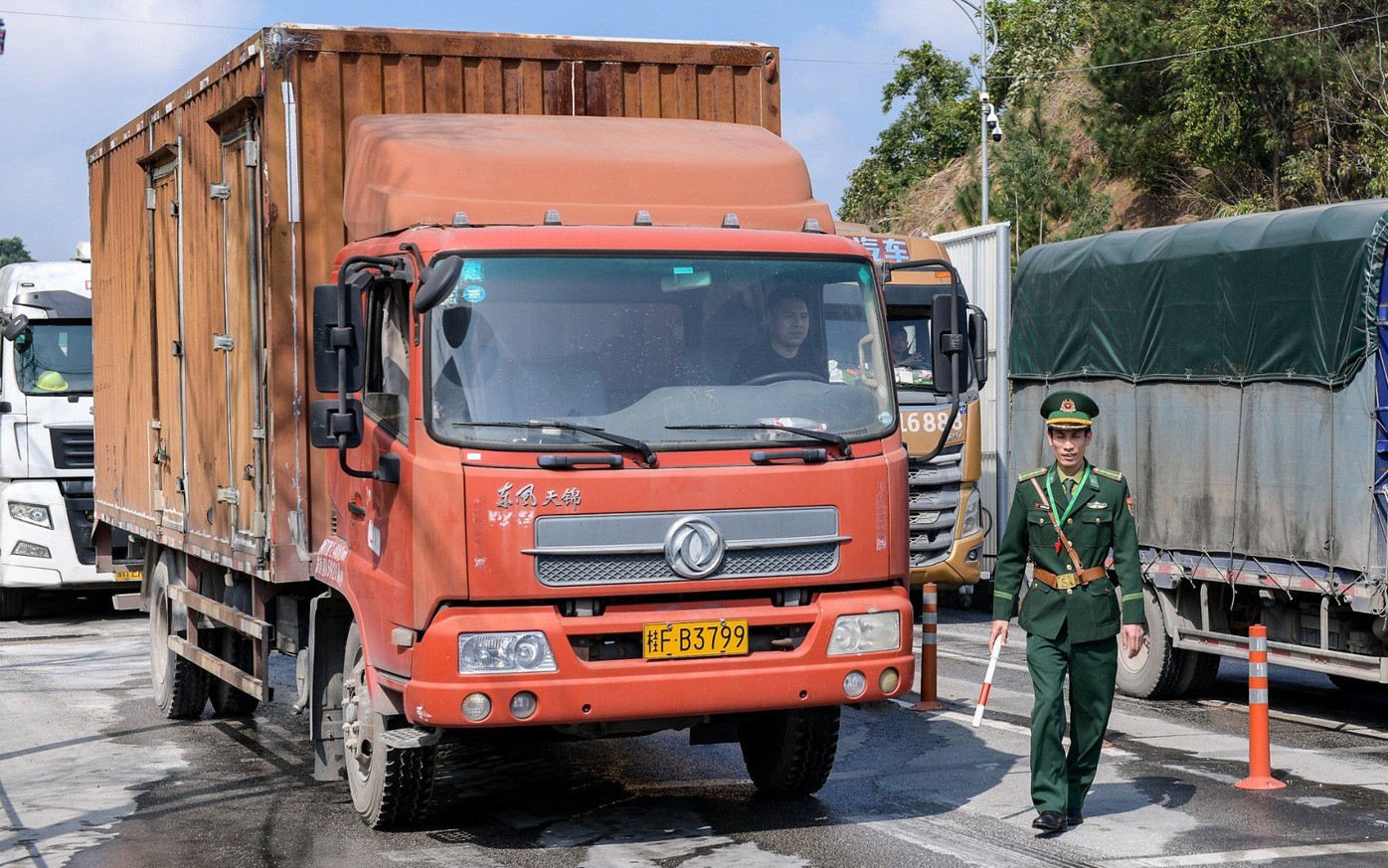 Cây kim, đôi dép cũng khó bán vì hàng Trung Quốc tràn sang qua chợ mạng- Ảnh 2. Trung Quốc tăng thời gian thông quan vì hàng nhập khẩu vào Việt Nam tăng cao