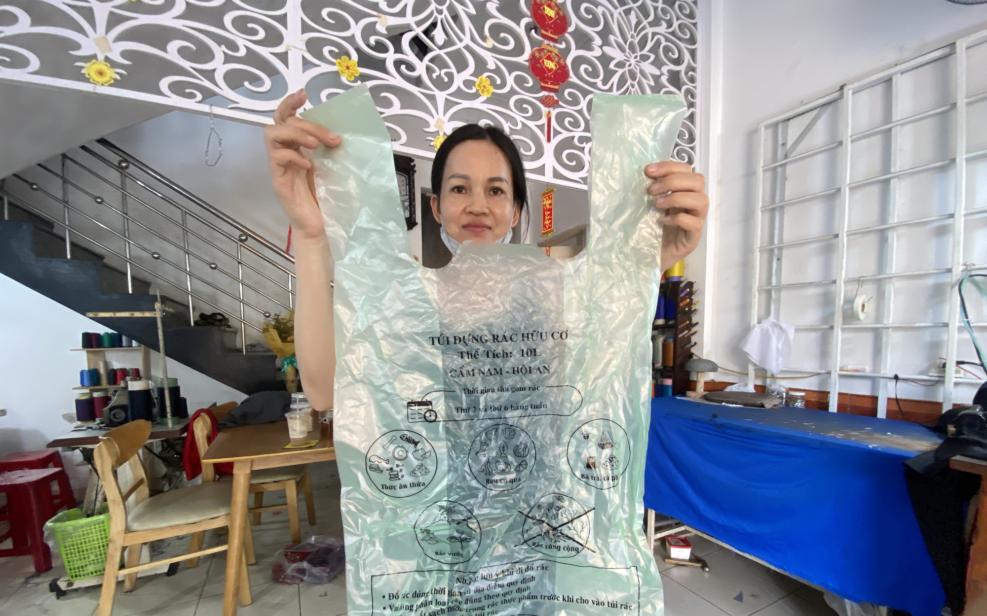 Sắp thí điểm du thuyền hạng sang trên vịnh Bái Tử Long- Ảnh 2. Hội An thí điểm bán túi ni lông đựng rác cho dân thay vì thu tiền rác