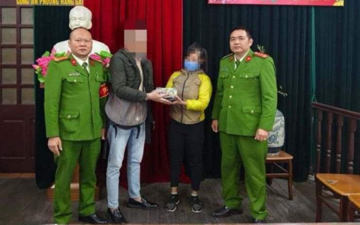 Vợ bỏ kim cương trong bọc giấy, chồng tưởng rác mang vứt, nháo nhào bới rác trong đêm- Ảnh 5. Nhặt được 105.000 USD, người phụ nữ mua phế liệu tưởng tiền âm phủ