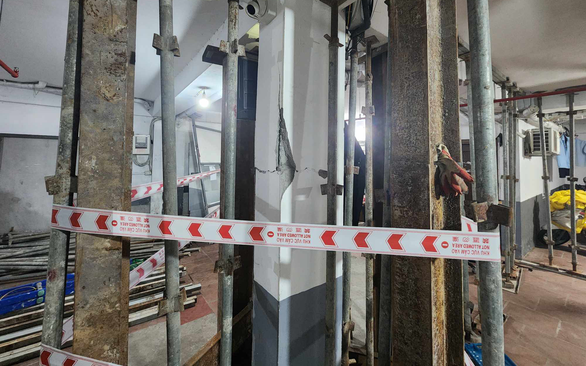Công an Hà Nội yêu cầu 22 chung cư mini, 16.479 nhà trọ dừng hoạt động- Ảnh 2. Chung cư mini nứt toác cột tầng 1: Cấp phép 5 tầng nhưng xây 8 tầng