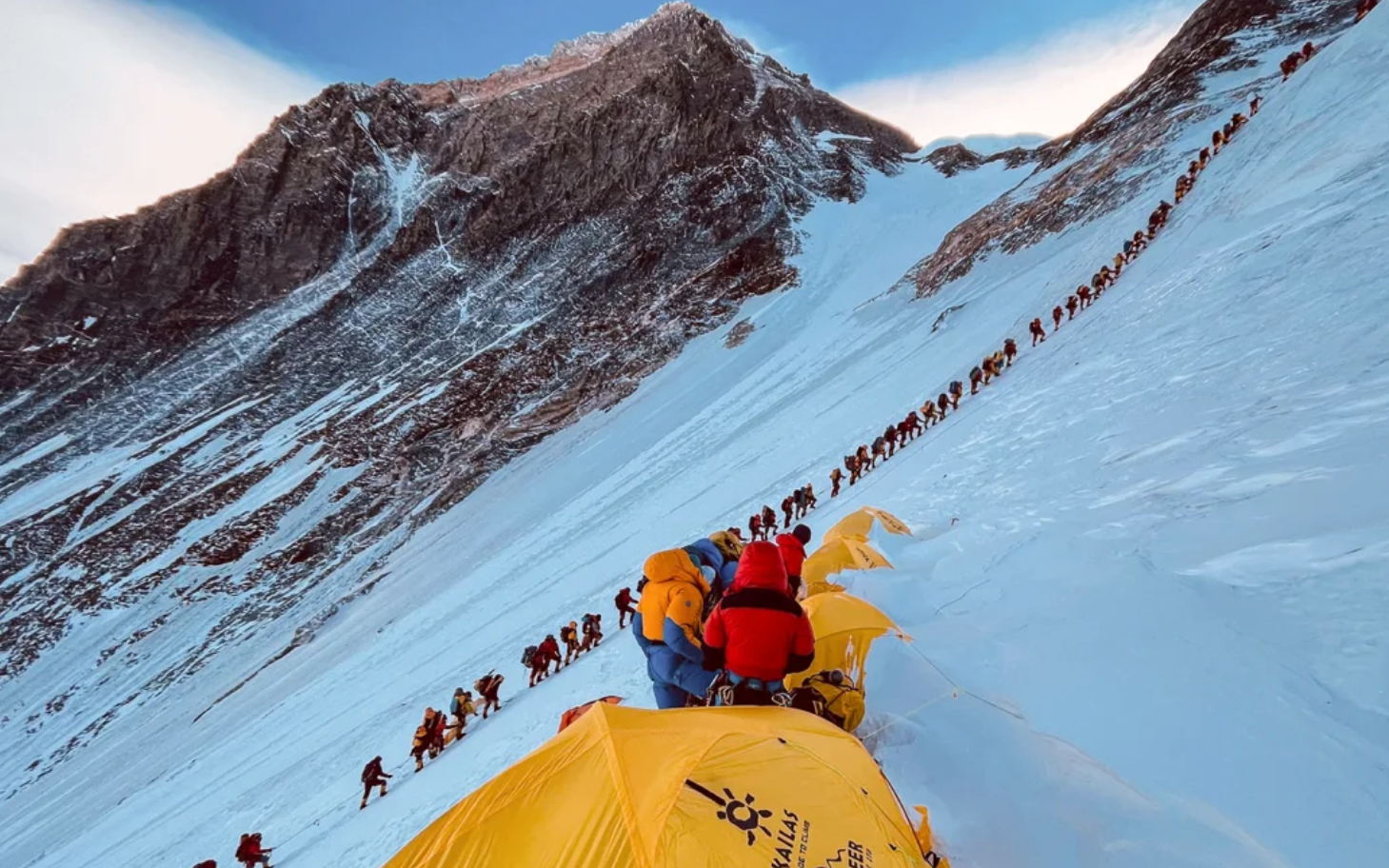 Trung Quốc cho người nước ngoài leo đỉnh Everest từ Tây Tạng- Ảnh 3. Nepal yêu cầu gắn chip cho người leo núi Everest