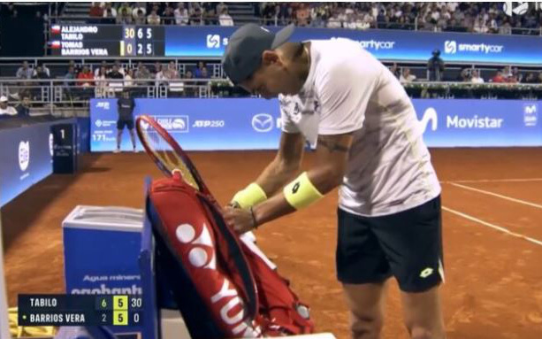 ‘Khách không mời’ phá bĩnh Giải quần vợt Miami Open- Ảnh 5. Tay vợt hối hả tắt chuông điện thoại reo inh ỏi lúc đang thi đấu
