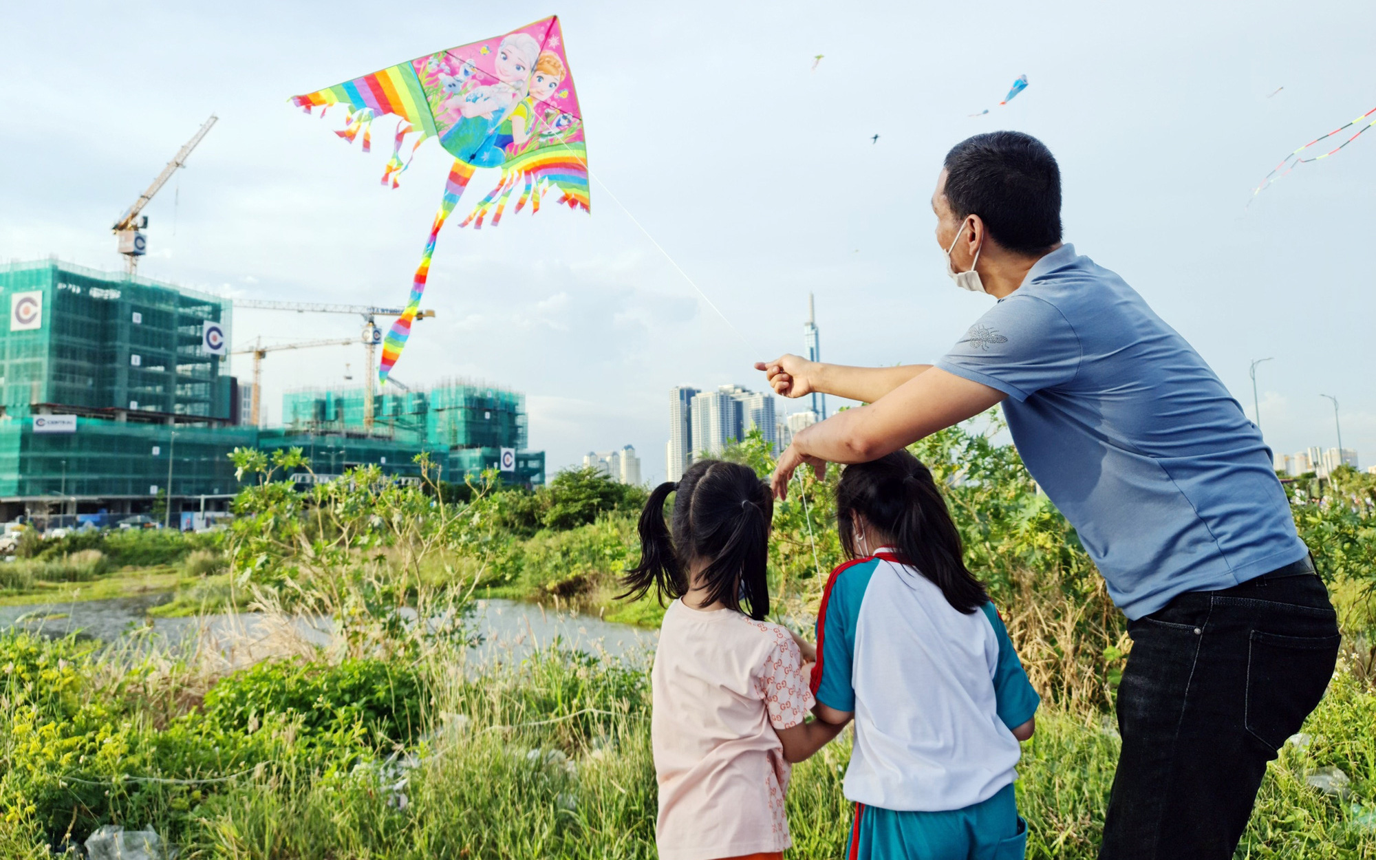 Giới trẻ TP.HCM kết hôn muộn hơn gần 3 tuổi: Khi nào 'đủ chín' để kết hôn?- Ảnh 2.