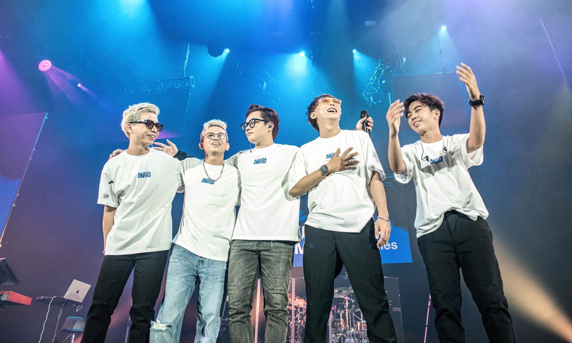 Chillies, et ungt vietnamesisk rockeband, har nettopp blitt nominert til Dedication Award med livekonserten On the Clouds - Foto: NVCC Chillies, ban nhạc rock Việt trẻ trung, vừa được đề cử giải Cống hiến với live concert Trên những đám mây - Ảnh: NVCC