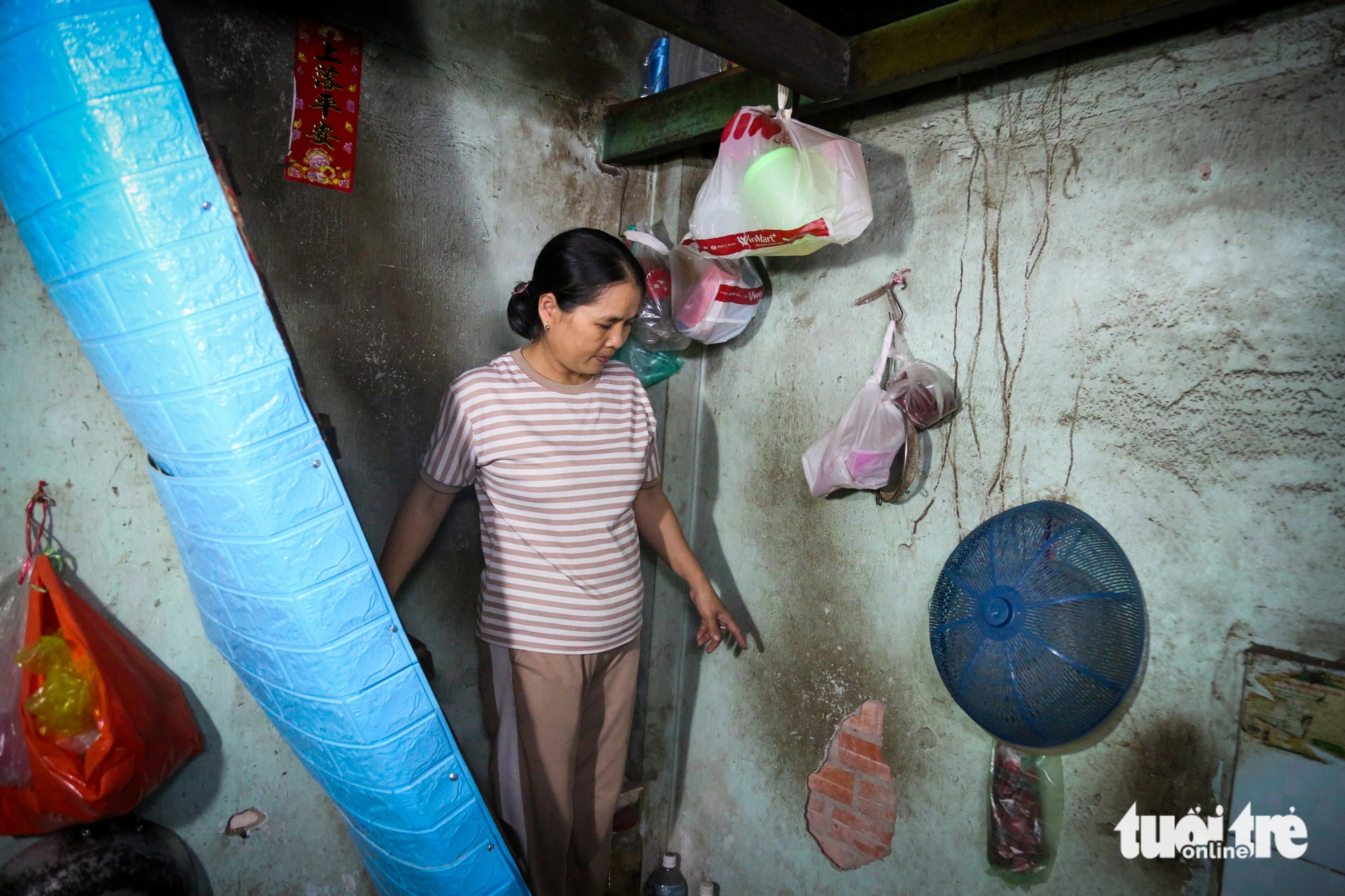 Gia đình bà Đào có 9 nhân khẩu, nhưng phải sống trong ngôi nhà chỉ vừa hơn 20m² suốt 30 năm qua. Nứt tường, dột mái, ngập nước là cảnh mà gia đình phải “cắn răng” để chờ được đền bù thỏa đáng di dời.