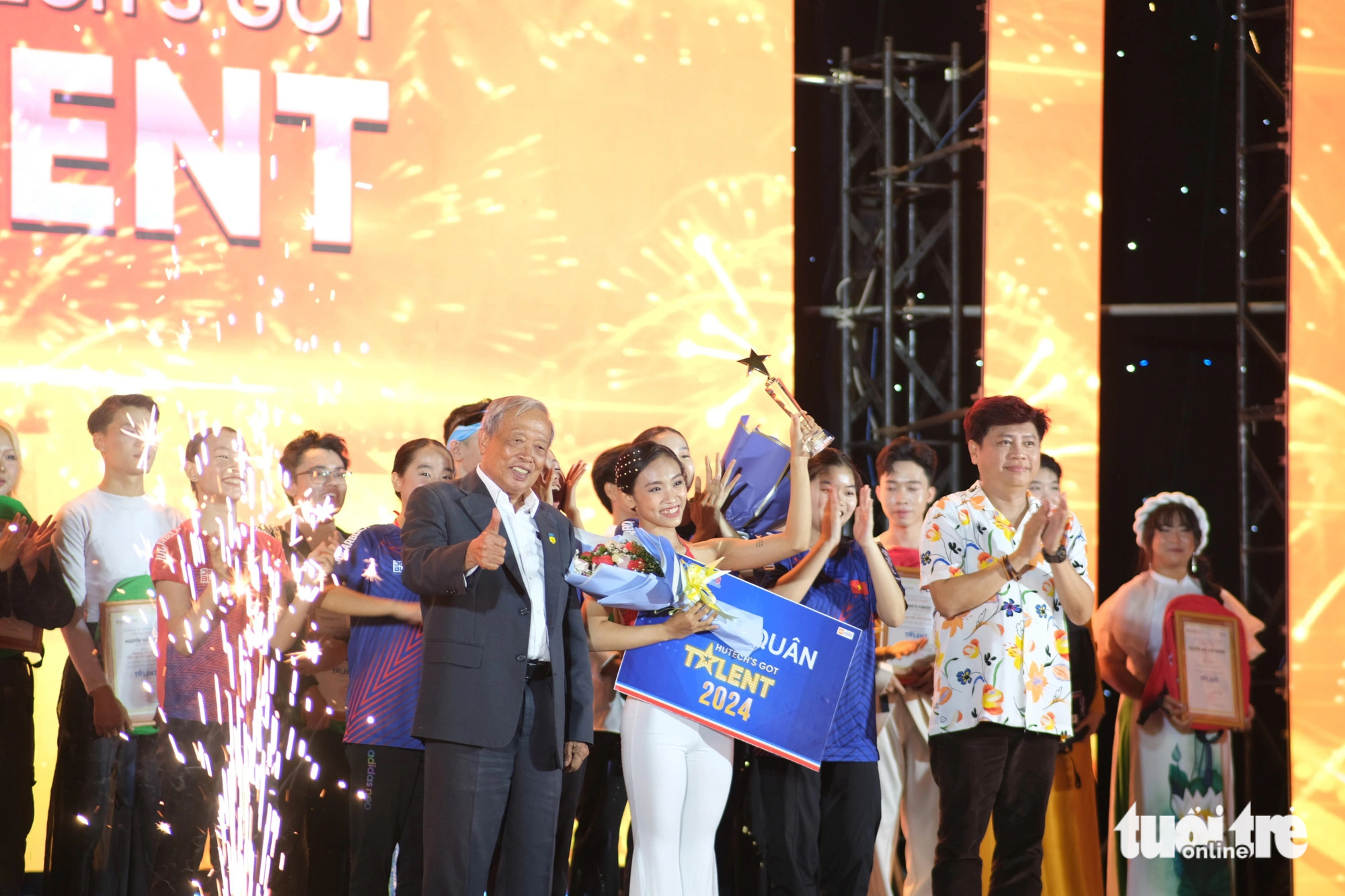 Sinh viên năm nhất Nguyễn Trúc Phương đoạt giải nhất tại cuộc thi HUTECH’s Got Talent 2024 - Ảnh: NGỌC PHƯỢNG