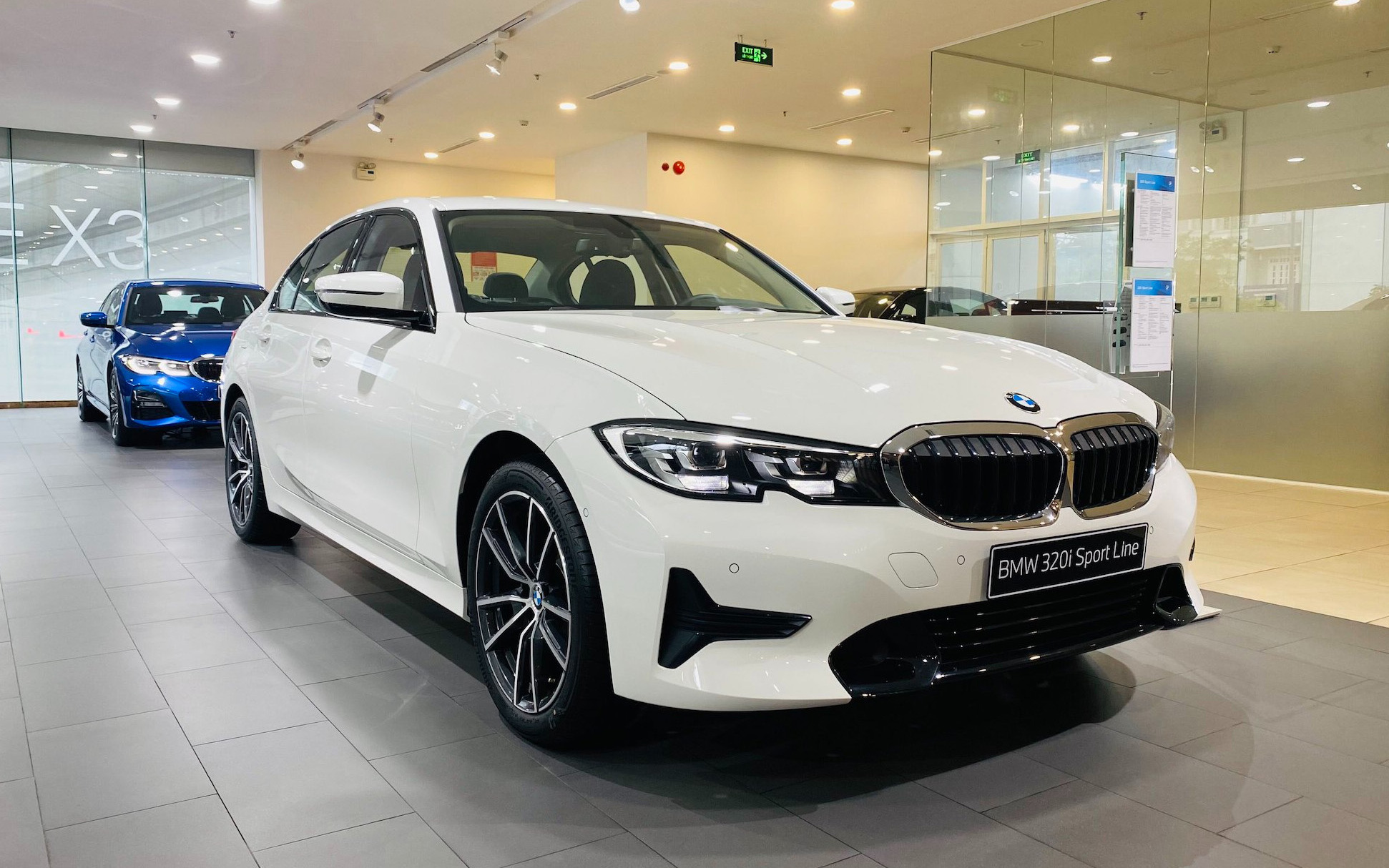 BMW i3 lộ diện lần đầu: Bản thuần điện của 3-Series, có màn hình siêu rộng sắp thành tiêu chuẩn BMW - Ảnh 1.