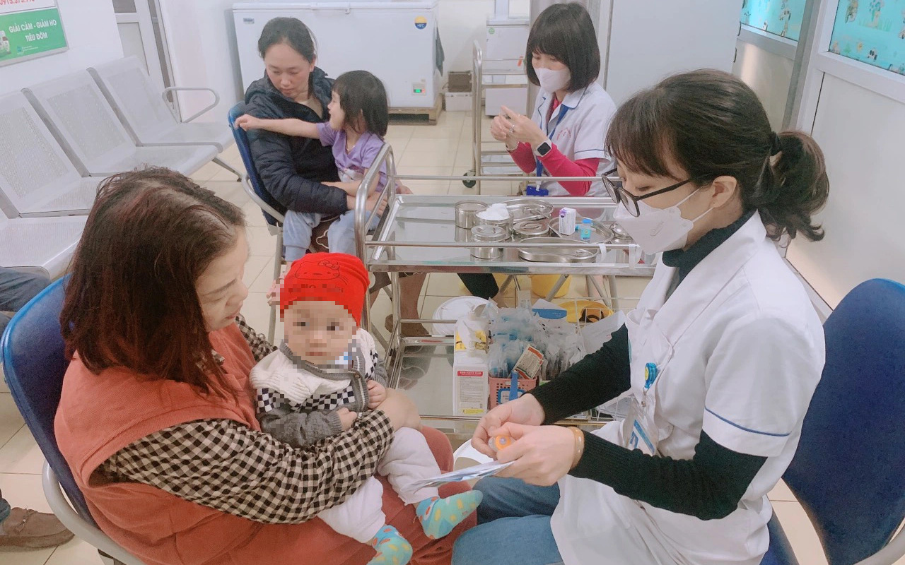 TP.HCM có 2 trẻ mắc bệnh sởi, đều chưa tiêm vắc xin- Ảnh 2. Nhiều trẻ mắc bệnh sởi, ho gà, Bộ Y tế khuyến cáo tiêm vắc xin phòng bệnh