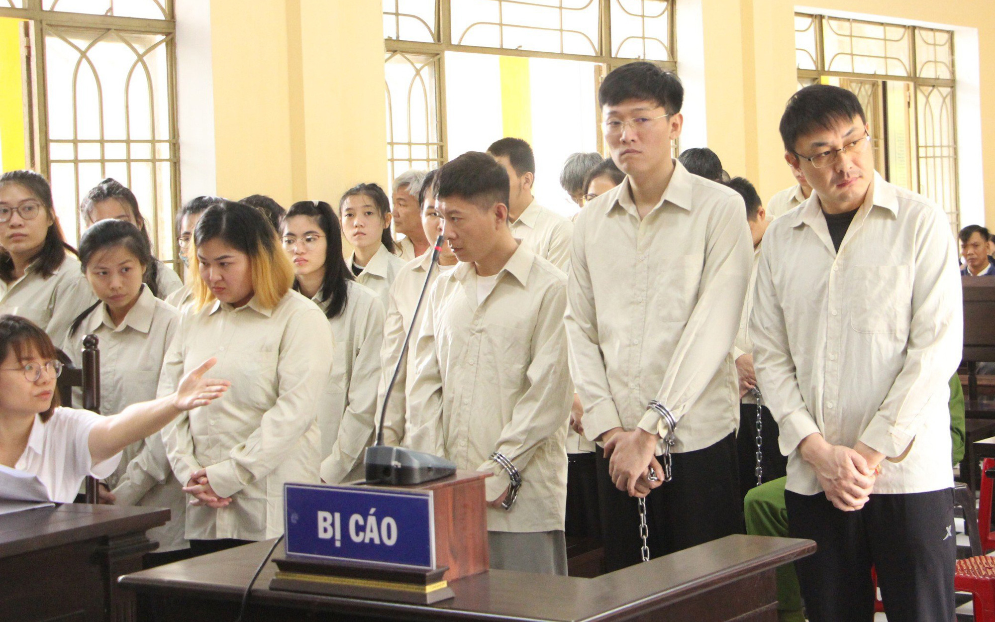 Hoãn phiên tòa xét xử đường dây cho vay lãi nặng hơn 20.000 tỉ đồng do người Trung Quốc cầm đầu- Ảnh 2. Xét xử đường dây cho vay lãi nặng hơn 20.000 tỉ đồng do người Trung Quốc cầm đầu