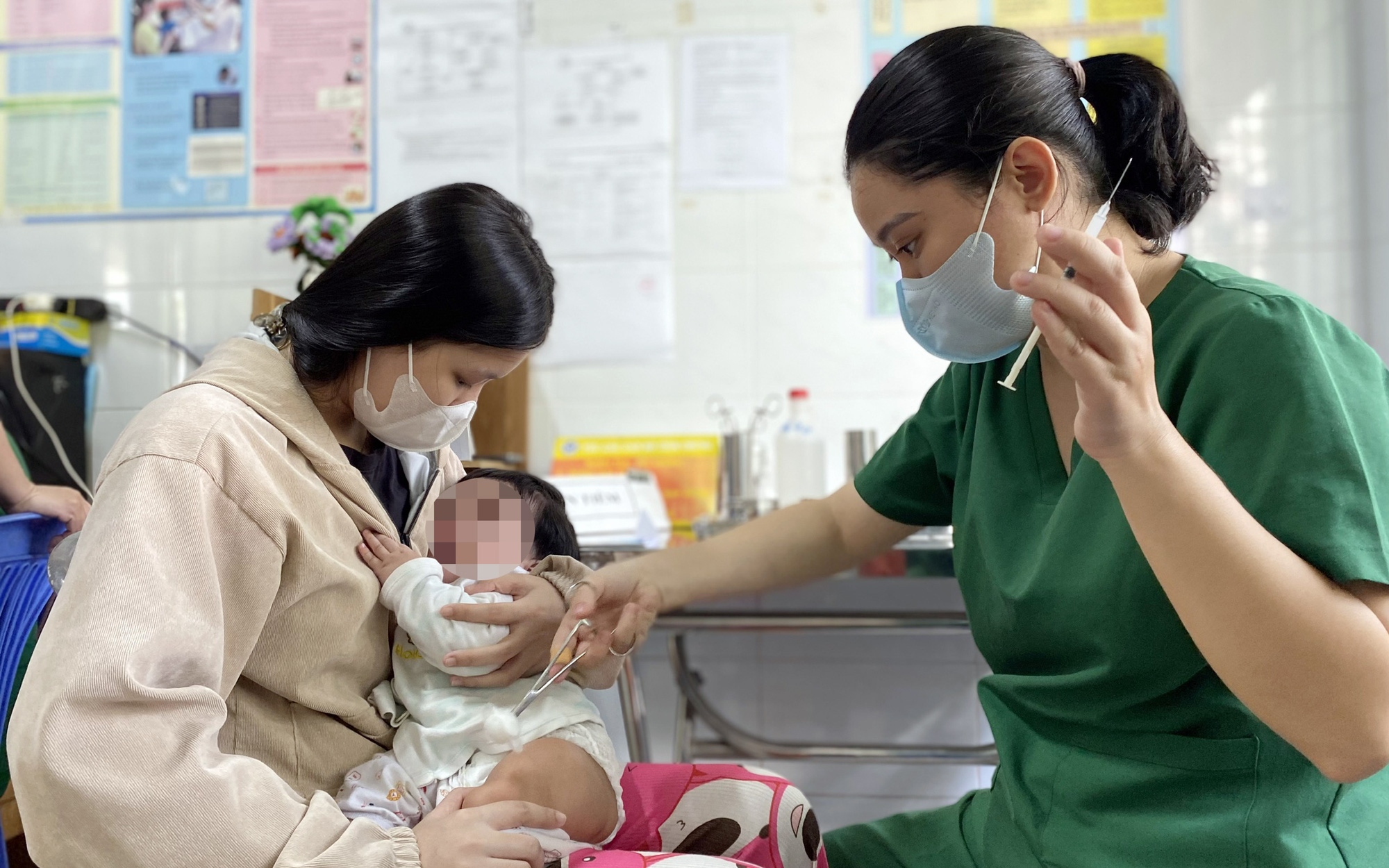 Trẻ mắc bệnh ho gà gia tăng ở Hà Nội, dễ nhầm lẫn với cảm lạnh- Ảnh 3. Sởi, ho gà, thủy đậu bùng phát, lo xuất hiện dịch