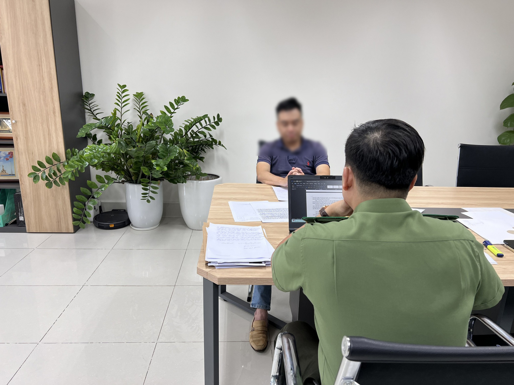 លោក T.H.P. ធ្វើការជាមួយអាជ្ញាធរ - រូបថត៖ ផ្តល់ដោយប៉ូលីស Ông T.H.P. làm việc với cơ quan chức năng - Ảnh: Công an cung cấp