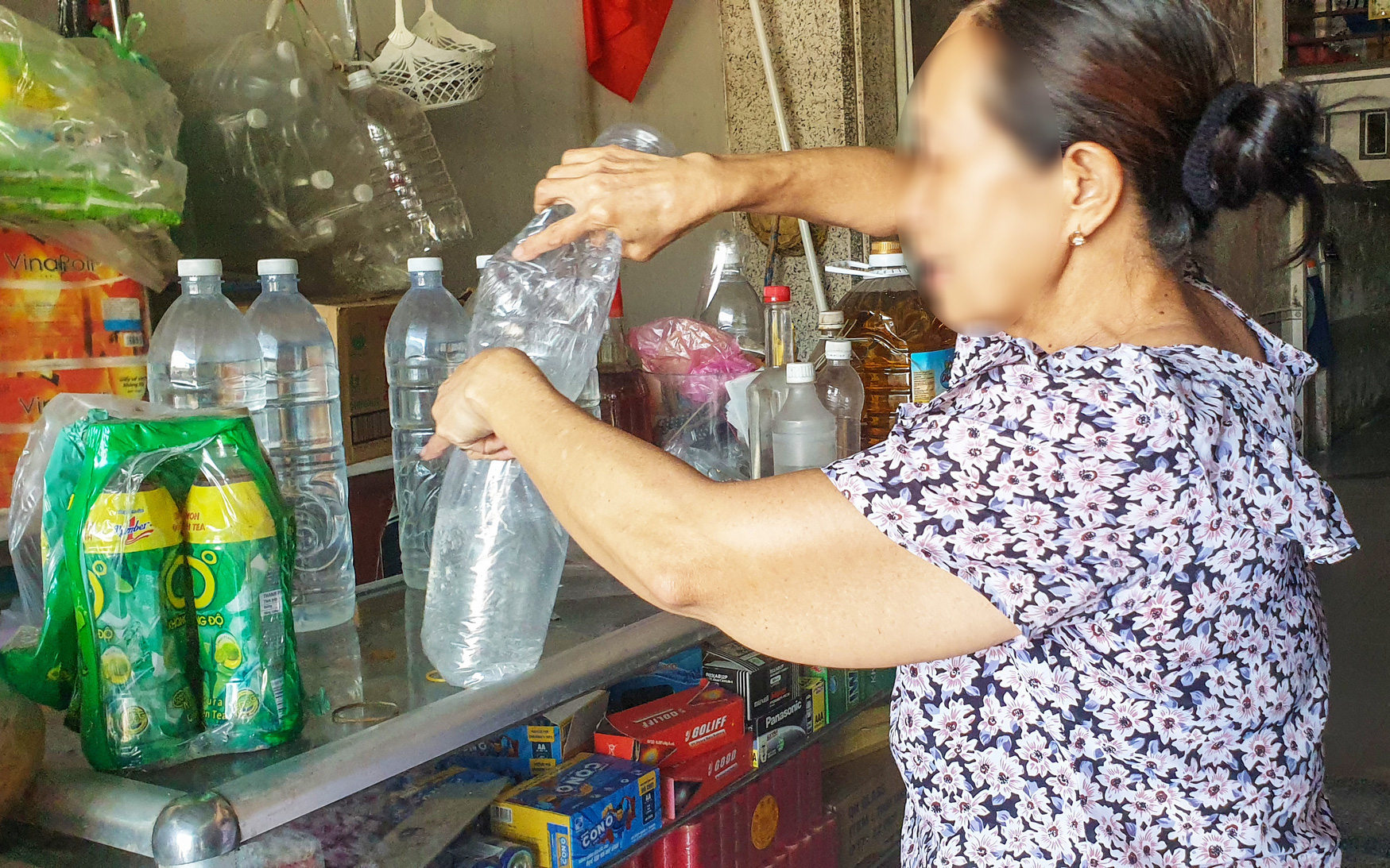 Nhậu hết rượu, lấy cồn rửa tay ra uống, 4 người nhập viện cấp cứu- Ảnh 2. Quản lý chặt chẽ việc sản xuất rượu truyền thống sẽ tránh ngộ độc rượu?