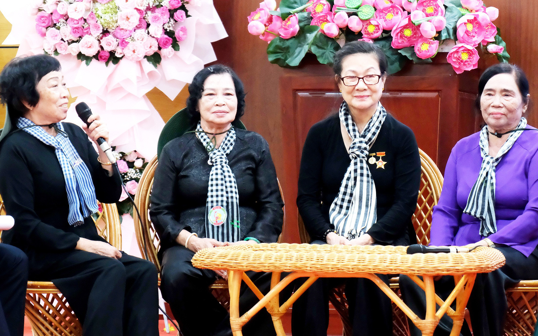 Thanh niên xung phong được cộng điểm ưu tiên thi tuyển công chức, viên chức- Ảnh 3. Nữ thanh niên xung phong tuổi trăng tròn trốn nhà đi chiến đấu