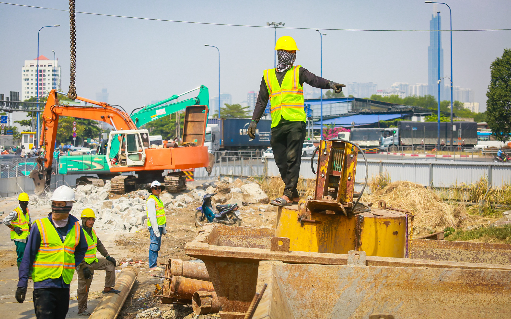 Bứng thêm 161 cây xanh để xây nút giao An Phú- Ảnh 2. Nút giao An Phú tăng tốc thi công, công nhân đội nắng nóng làm việc