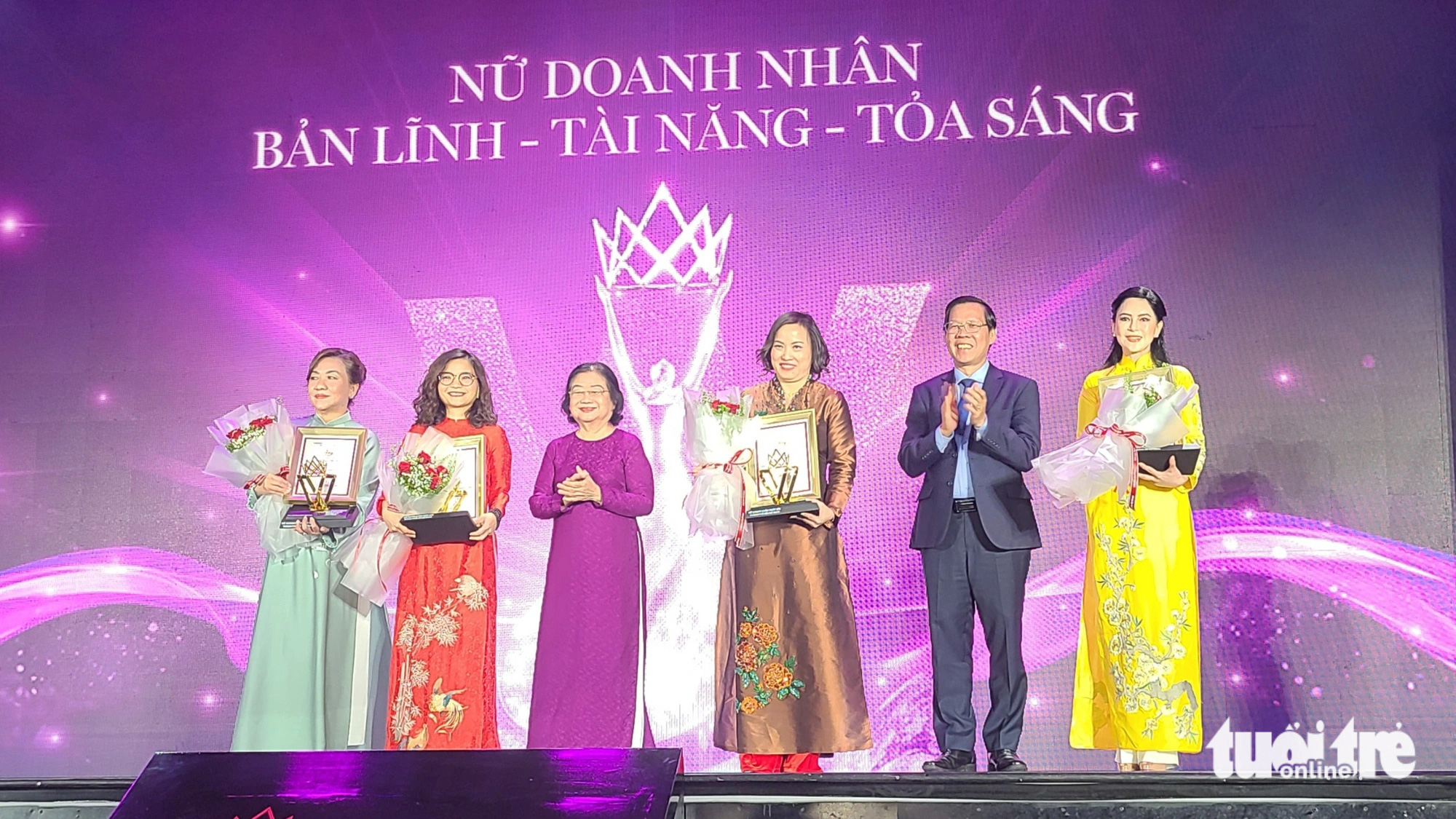 Chủ tịch UBND TP.HCM Phan Văn Mãi trao thưởng và chụp hình lưu niệm cùng nữ doanh nhân xuất sắc đoạt giải - Ảnh: NHẬT XUÂN