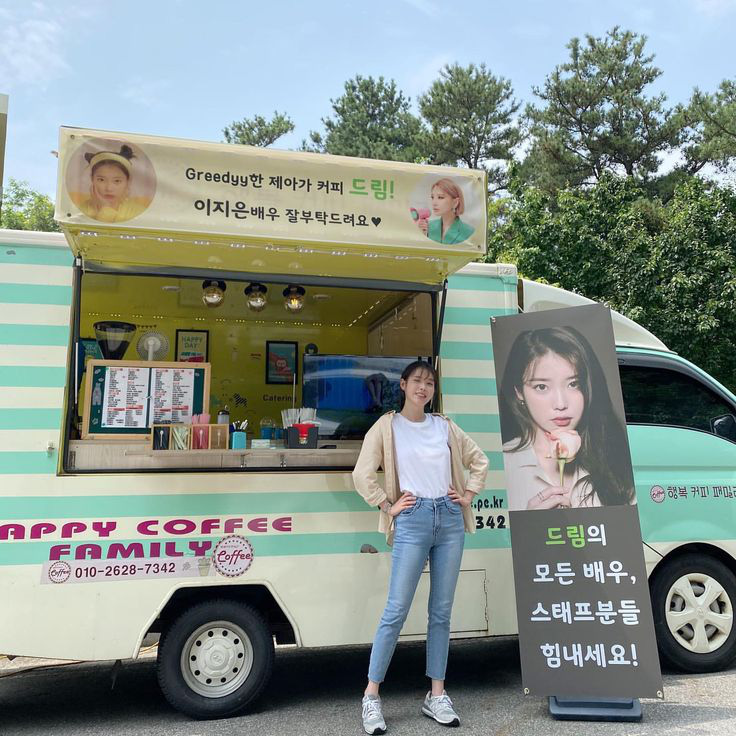 IU, bir hayranın hediye ettiği yemek kamyonunun yanında poz veriyor - Fotoğraf: NVCC IU tạo dáng bên xe đồ ăn của fan tặng - Ảnh: NVCC