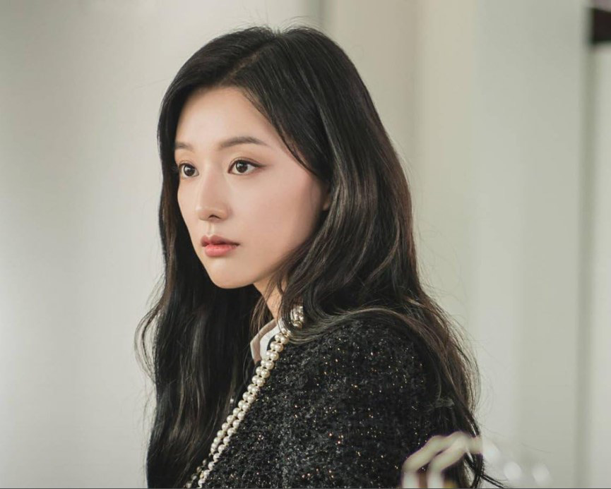 La puissante réalisatrice Hong Hae In dans Queen of Tears est interprétée par l'actrice Kim Ji Won. Nữ giám đốc quyền lực Hong Hae In trong Nữ hoàng nước mắt do diễn viên Kim Ji Won đảm nhận.