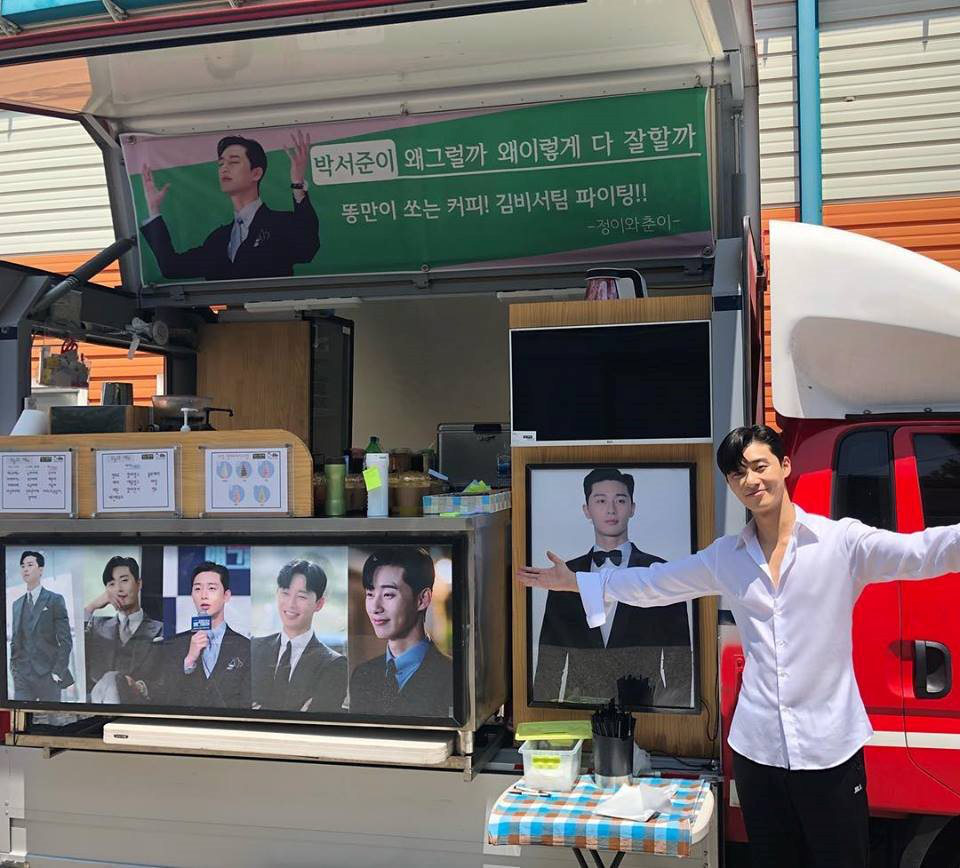 Park Seo Joon hayranlarından yemek kamyonu aldı - Fotoğraf: NVCC Park Seo Joon nhận xe đồ ăn từ fan hâm mộ - Ảnh: NVCC