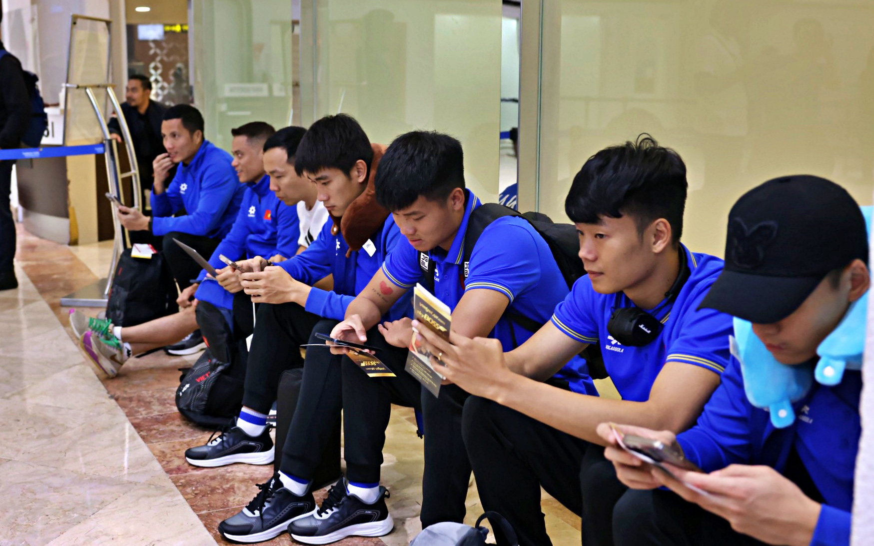Tuyển Indonesia tự tin đến Việt Nam, sẵn sàng cho trận lượt về- Ảnh 3. Tuyển Việt Nam buồn bã rời Indonesia