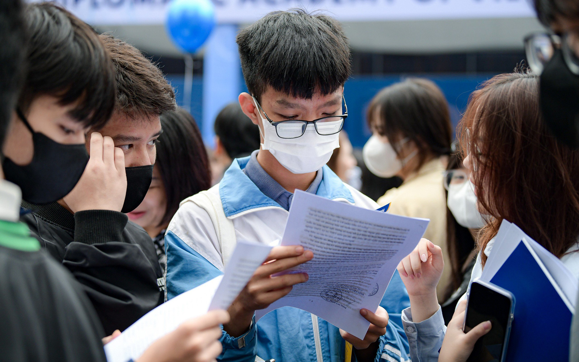 Thứ trưởng Bộ Giáo dục và Đào tạo: 'Đi thi học sinh nên để điện thoại ở nhà để tránh điều đáng tiếc'- Ảnh 2. Chốt lịch thi tốt nghiệp THPT năm 2024: Ngày 27 và 28-6