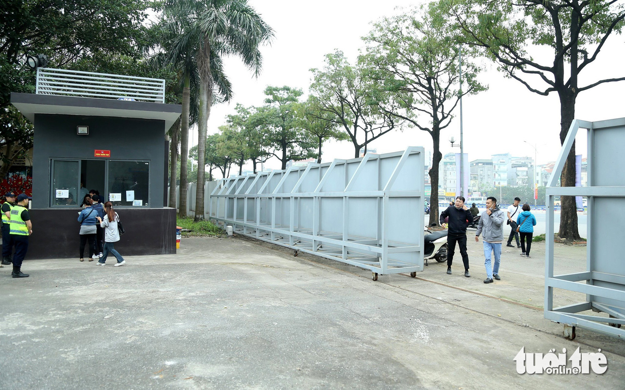 Sân Mỹ Đình xanh mướt trước trận Việt Nam - Indonesia- Ảnh 5. Đìu hiu khán giả mua vé xem trận lượt về tuyển Việt Nam - Indonesia