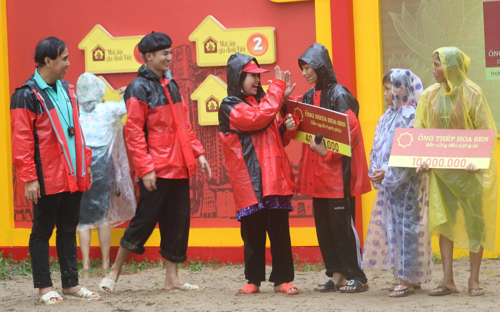 Thanh Lam dan Ali Hoang Duong melengkapkan cabaran dan membawa pulang ganjaran besar untuk anak yatim - Foto: Jawatankuasa Penganjur Thanh Lam, Ali Hoàng Dương hoàn thành thử thách mang phần thưởng lớn về cho các em mồ côi