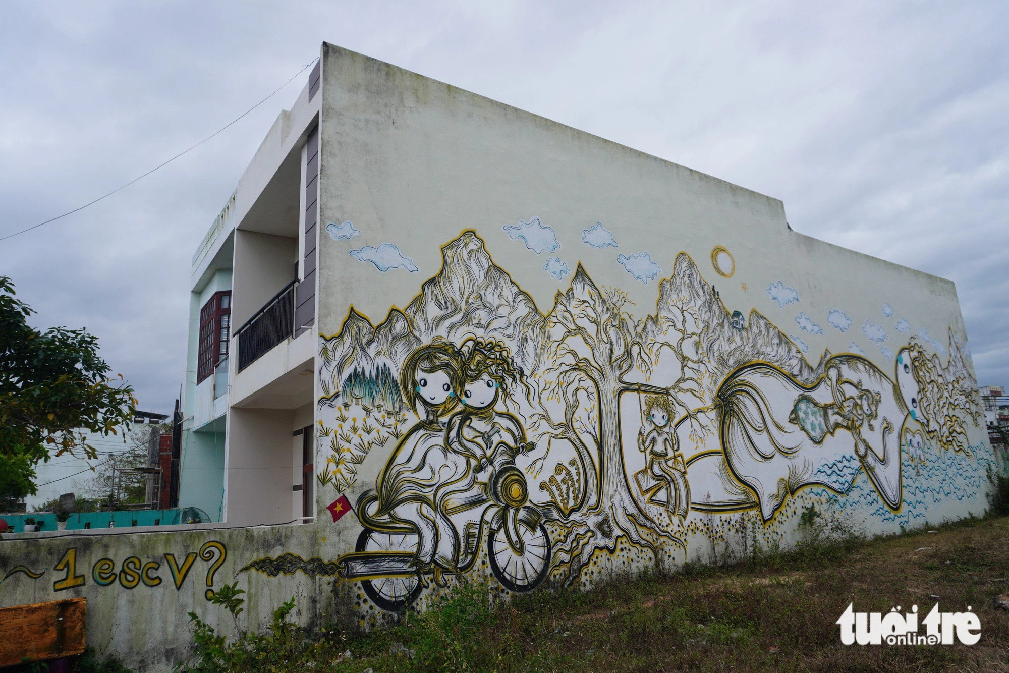 Vẽ graffiti lên tường nhà dân: Quận Ngũ Hành Sơn sẽ mời cơ quan chuyên môn thẩm định tranh- Ảnh 1. Một bức tranh trên tường mà nhóm chị H. đã vẽ khi được người dân đồng ý - Ảnh: ĐN