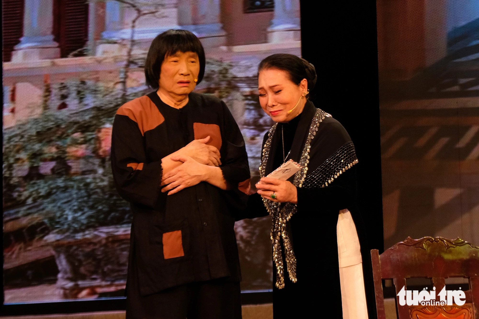 ศิลปิน มินห์ เวือง (ปกซ้าย) และศิลปิน บัค เตี๊ยต ในตัวอย่าง  Nghệ sĩ Minh Vương (bên trái) và nghệ sĩ Bạch Tuyết trong trích đoạn Đời cô Lựu - Ảnh: LINH ĐOAN