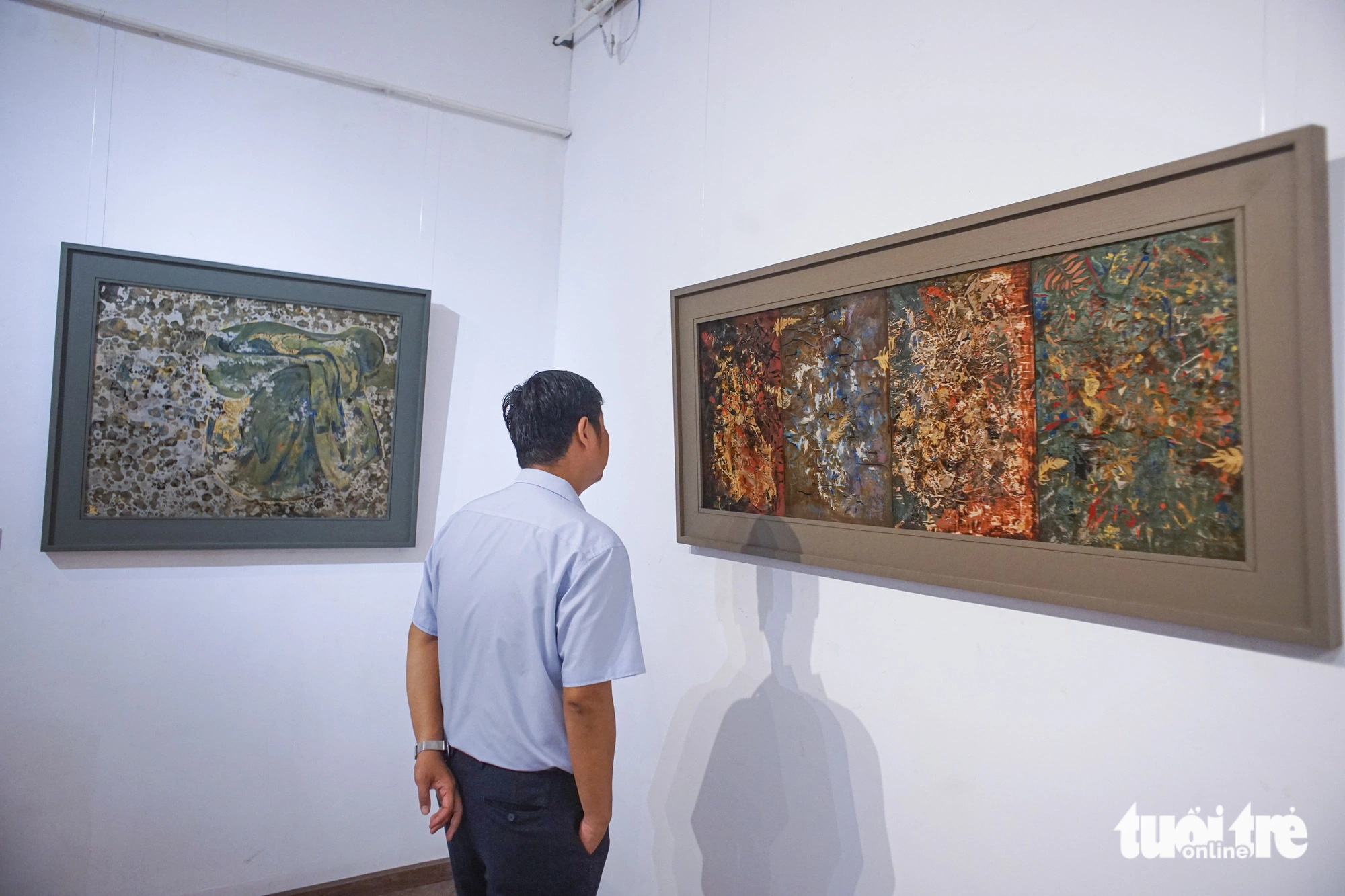 L'art est long, mais le temps passe vite pour ces 6 artistes - Photo 7. Thưởng thức tranh của họa sĩ Triệu Khắc Tiến - Ảnh: H.VY