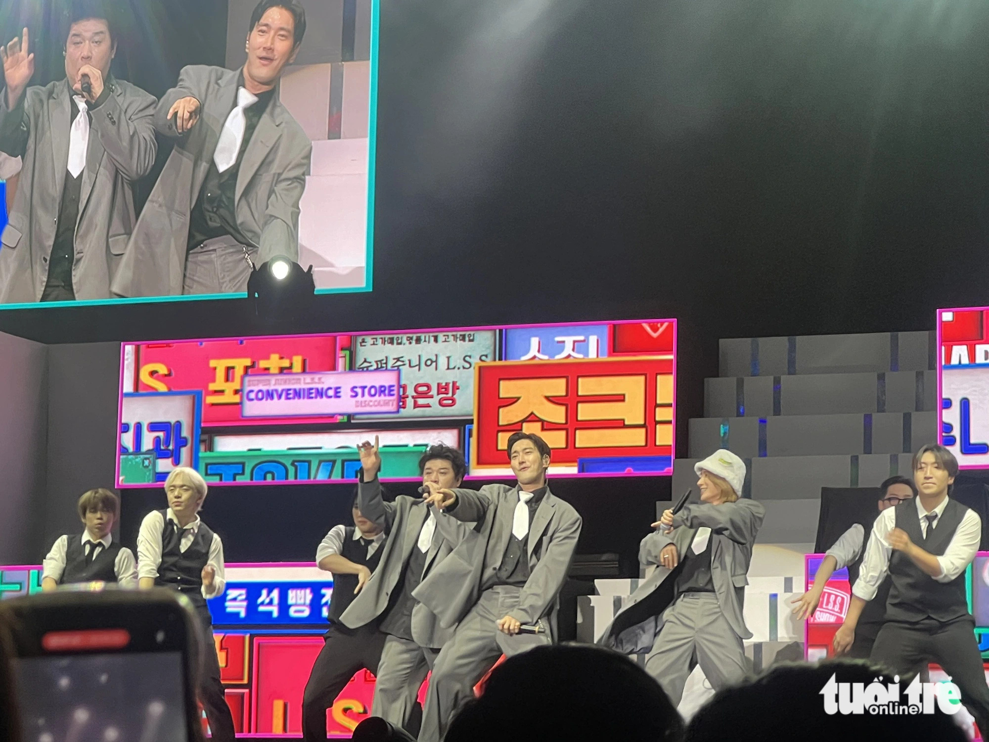 Super Junior L.S.S исполняют новые песни группы — Фото: HOANG TRANG Super Junior L.S.S biểu diễn loạt ca khúc mới của nhóm - Ảnh: HOÀNG TRANG