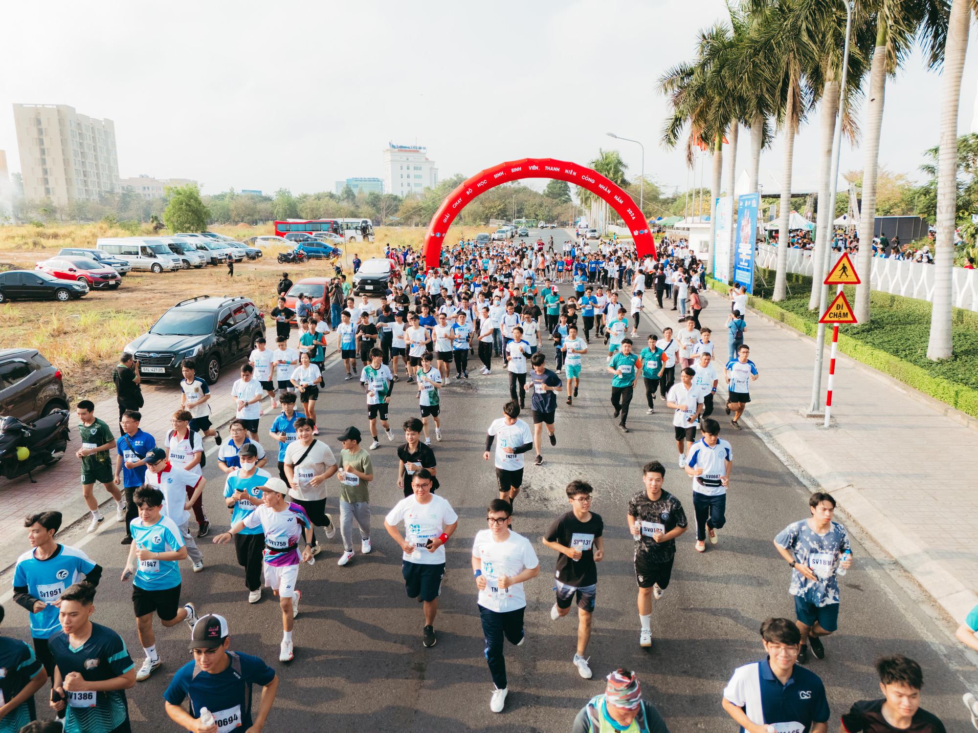 นักวิ่งรุ่นเยาว์มากกว่า 3,000 คนเข้าร่วมการแข่งขันข้ามประเทศของนักศึกษานครโฮจิมินห์ที่หมู่บ้านมหาวิทยาลัยแห่งชาติ - ภาพ: THANH HIEP
